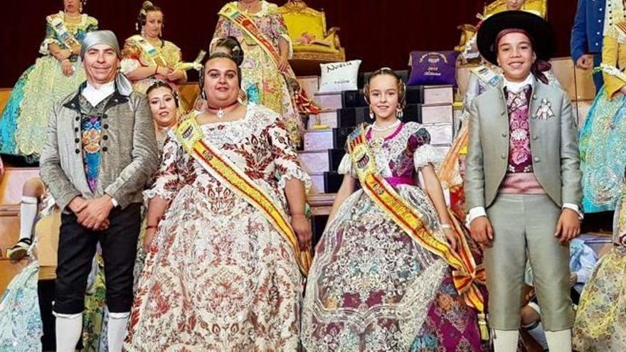 La falla Nou Sedaví exalta a sus falleras mayores en un acto emotivo