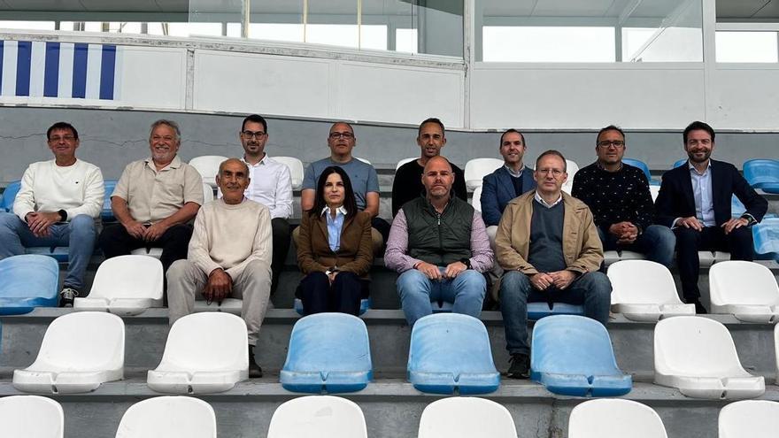 El grupo de la pre-candidatura en la tribuna del Guillermo Olagüe