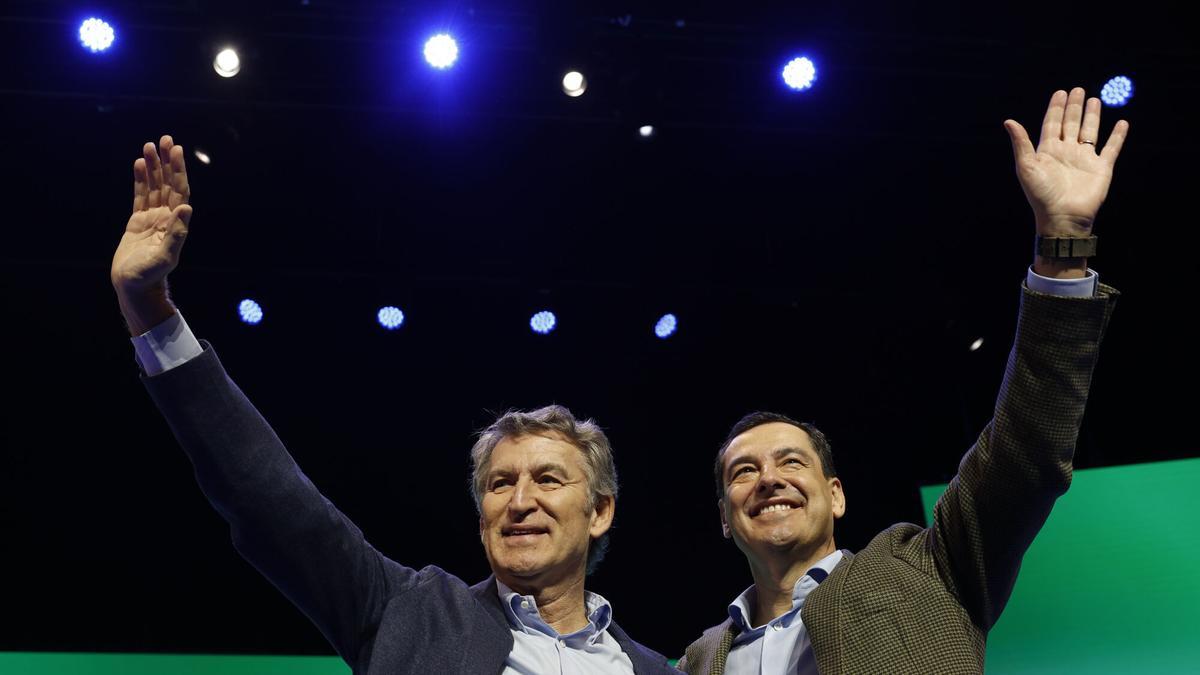 El presidente de la Junta y del Partido Popular en Andalucía, Juanma Moreno (d), junto al líder del partido, Alberto Núñez Feijóo.