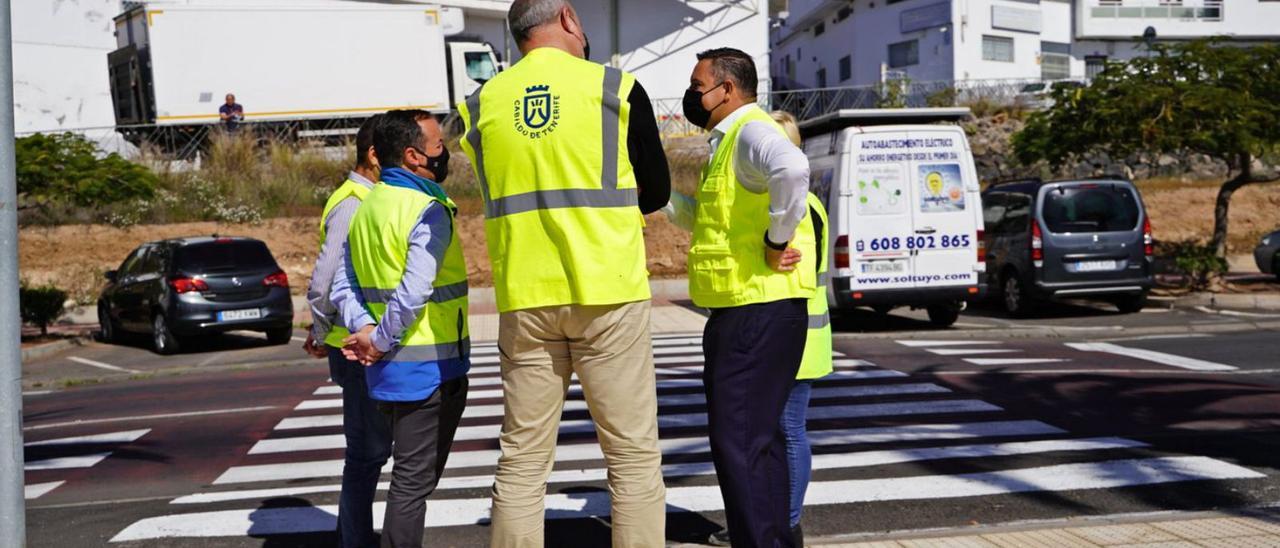 José Julián Mena (d) y Enrique Arriaga (de espalda) inspeccionaron ayer las obras.