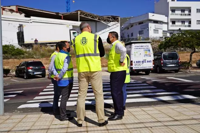 Cabildo y Ayuntamiento de Arona reparan la TF-28 entre Valle San Lorenzo y La Camella