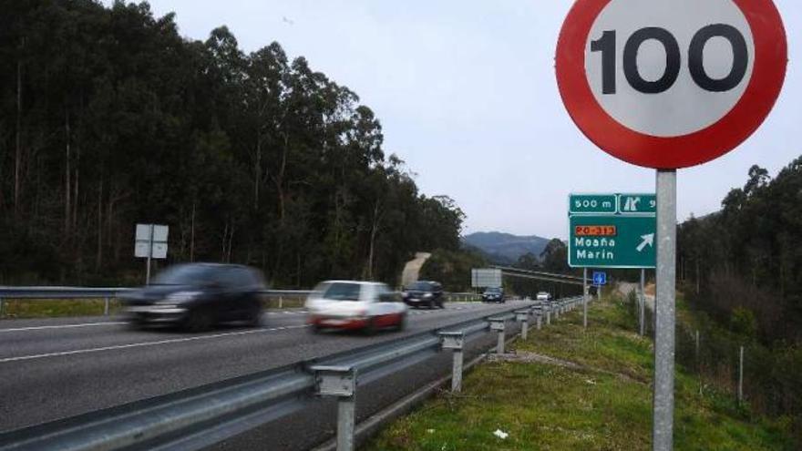 Varios vehículos circulan por una carretera con el límite de velocidad en 100 km/h. / la opinión