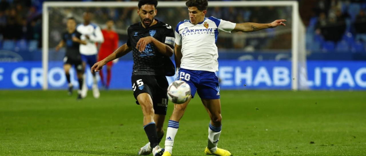 Giuliano Simeone pelea un balón contra el Málaga.