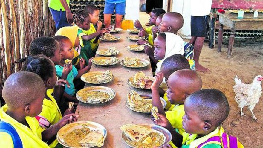 Xiquets i xiquetes de l’escola ecològica de l’associació One Day Yes a Lamu. | MONIA ANTONIOLI