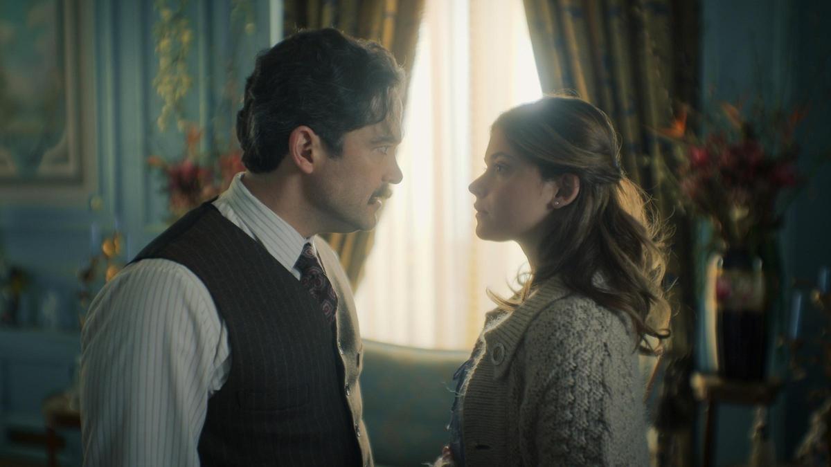 Alfonso Herrera (Esteban Trueba) i Nicole Wallace (Clara del Valle) en la sèrie "La casa de los espíritus"