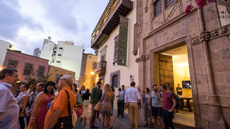 Algunos de los asistentes al coloquio ayer, ante la fachada de la Casa de Colón.