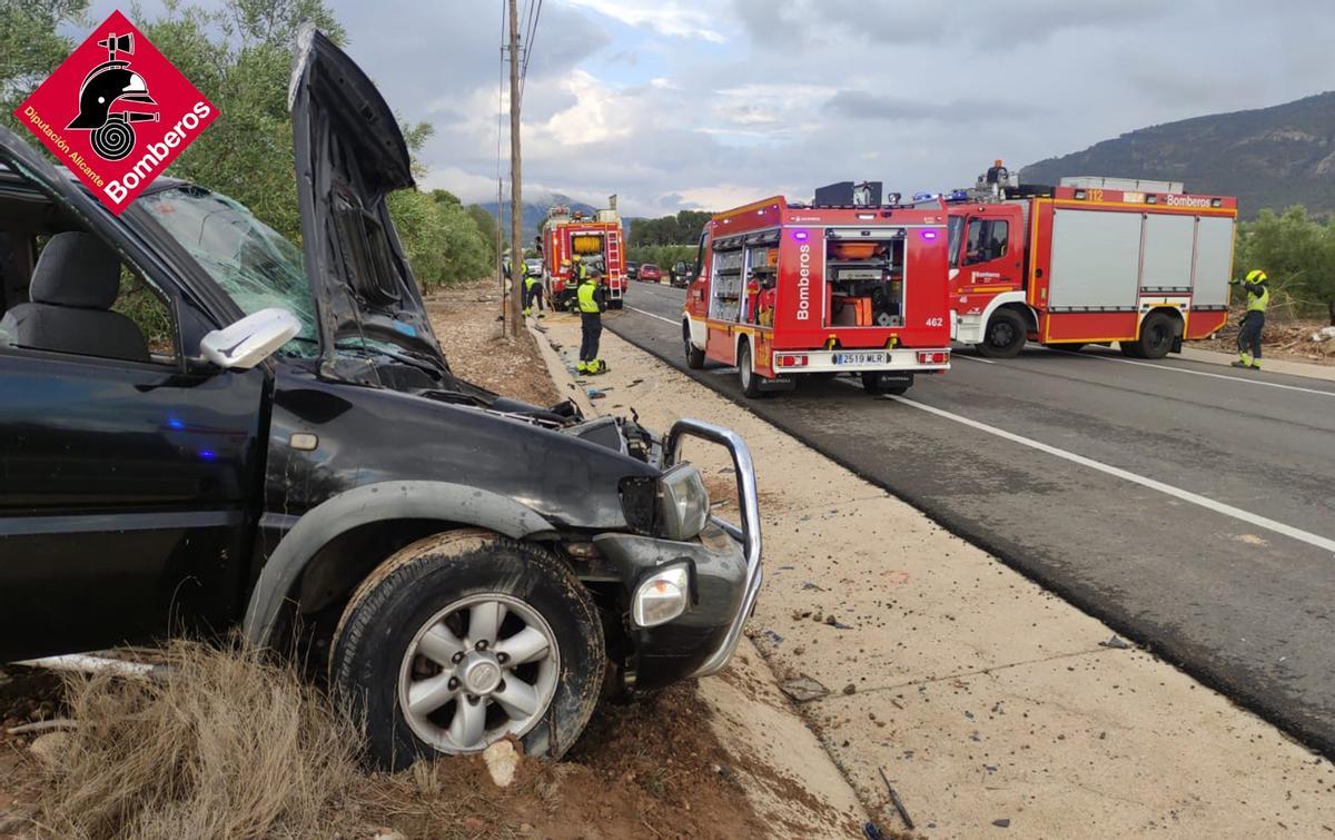 ACCIDENTE BIAR | Tres heridos en un choque frontal de dos coches en Biar