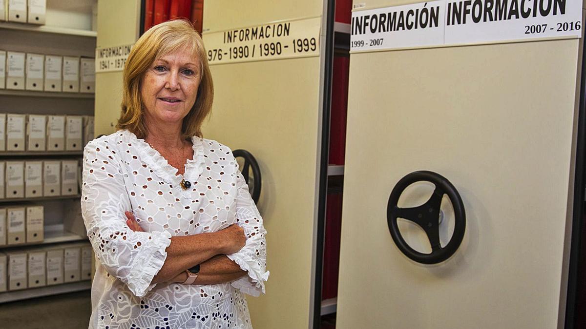Susana Llorens junto a las estanterías de la hemeroteca del AMA donde se guardan los ejemplares de INFORMACIÓN.