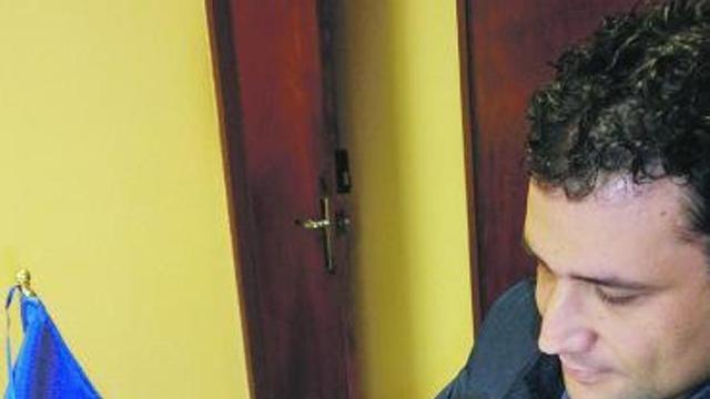 El concejal Sergio Álvarez muestra las propuestas del escudo y la bandera.