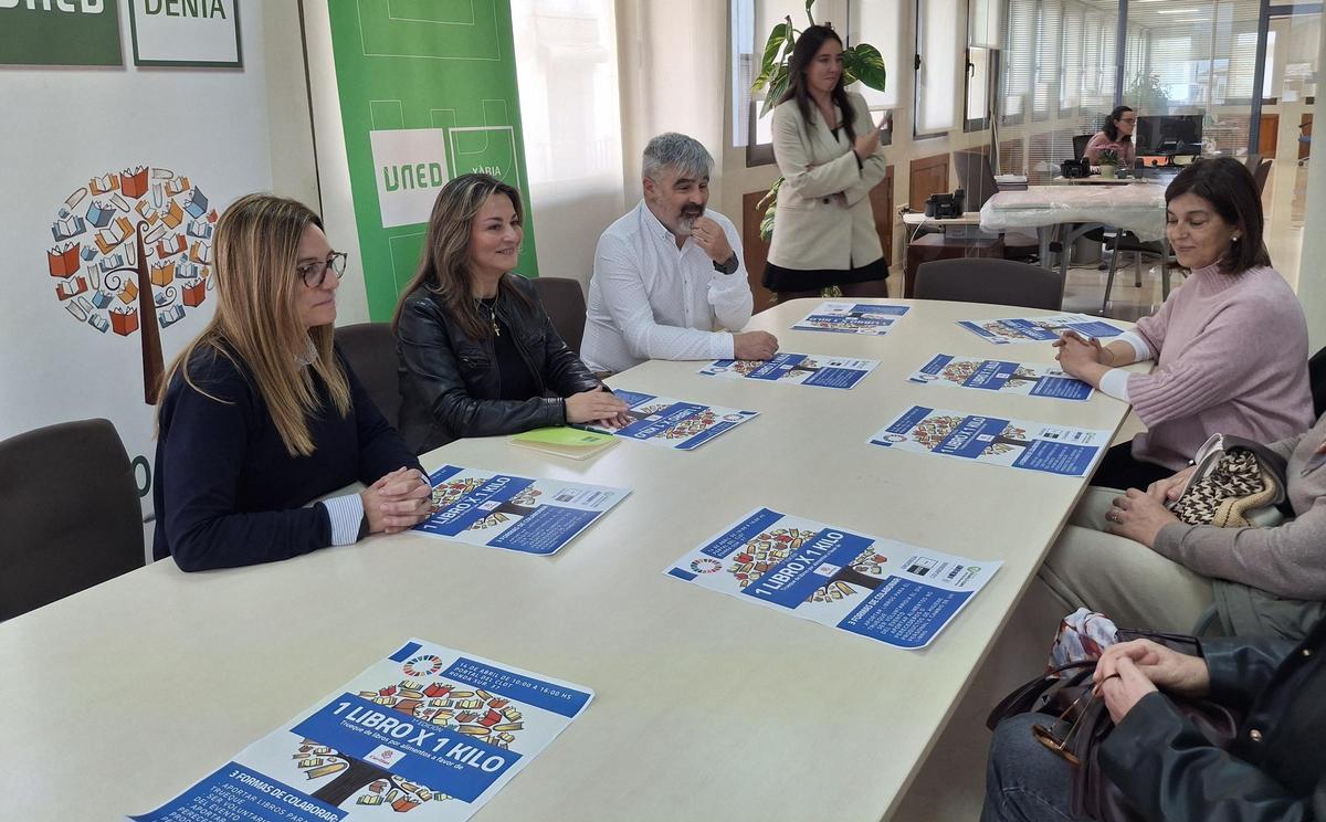 La concejala de Cultura, Mavi Pérez, la directora de la UNED de Dénia, Raquel Martí, y el coordinador de Xàbia, Toni Padilla