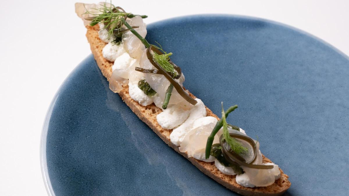 La coca de 'llardons' con anchoa, 'mató' y gelatina de vino dulce de Mataró del restaurante Moments, en el Hotel Mandarin Oriental Barcelona.
