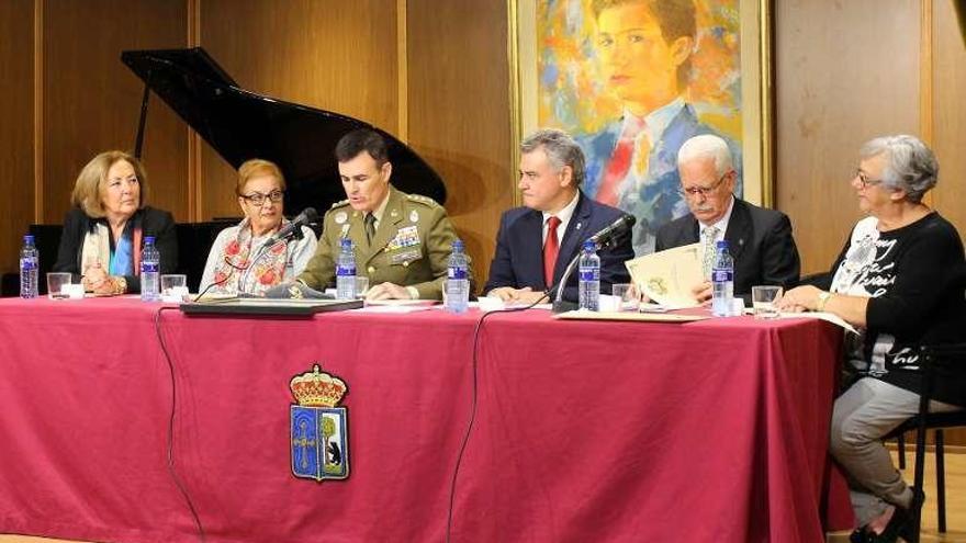 En el centro, Raimundo Rodríguez, coronel jefe del regimiento, durante su intervención en el Centro Asturiano de Madrid.