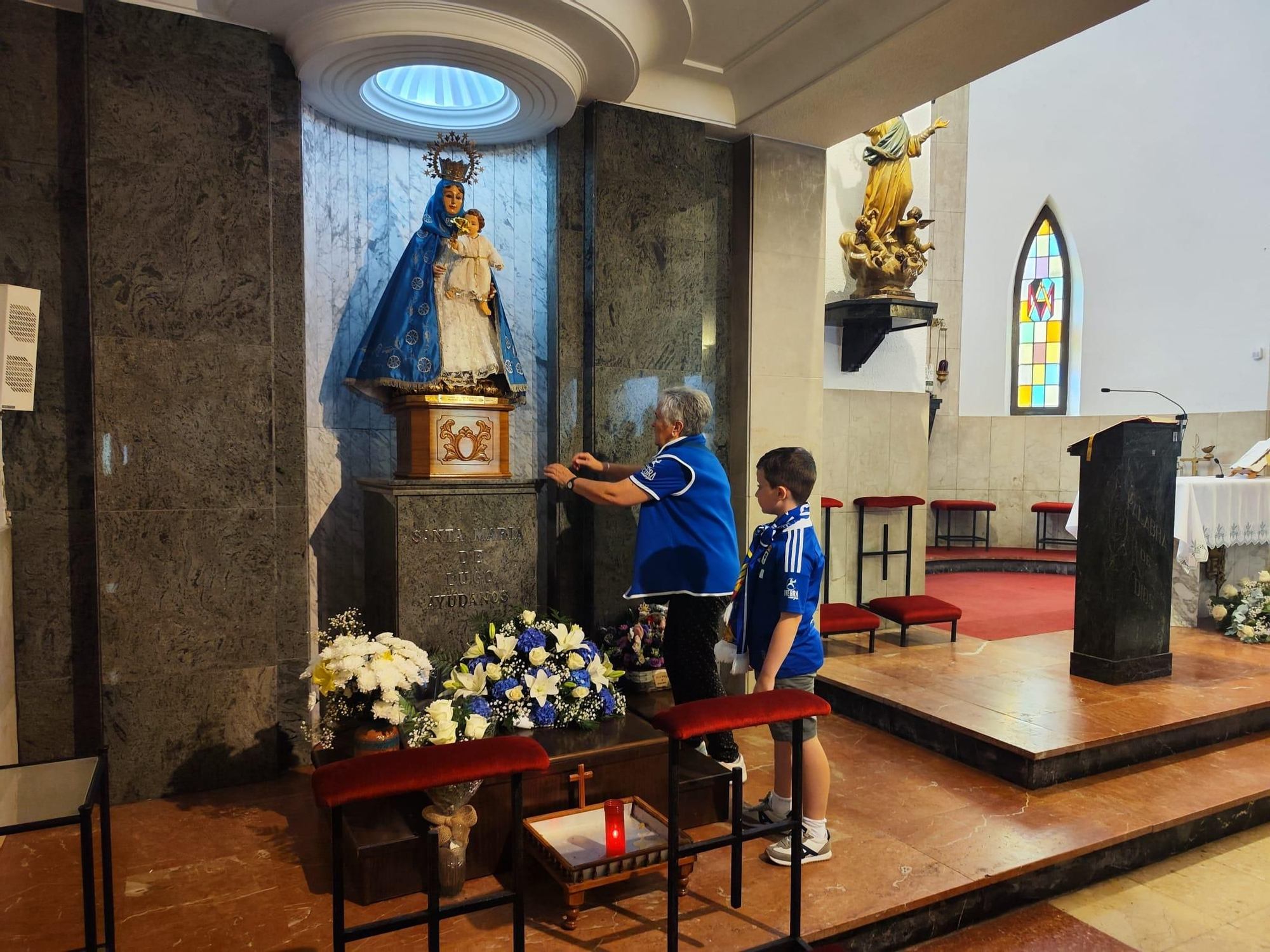 Ofrenda azul en Lugo de Llanera: los oviedistas agradecen a Santa María el ascenso a Primera