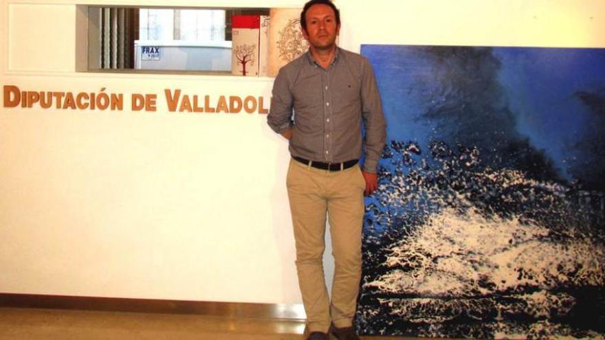 Guillermo Simón, en Valladolid, con una de sus obras.