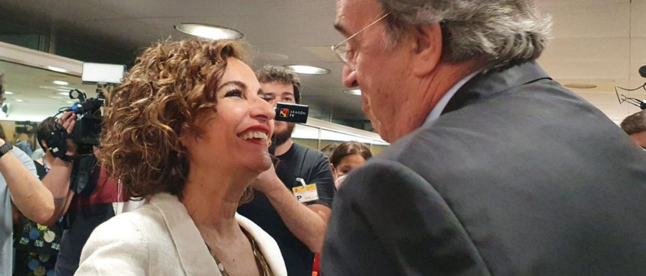 La ministra Montero saluda al consejero de Hacienda del Gobierno de Aragón, Carlos Pérez, en una reunión reciente.