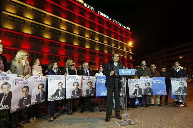 GALERÍA DE FOTOS / LA NOCHE DE LA PEGADA DE CARTELES