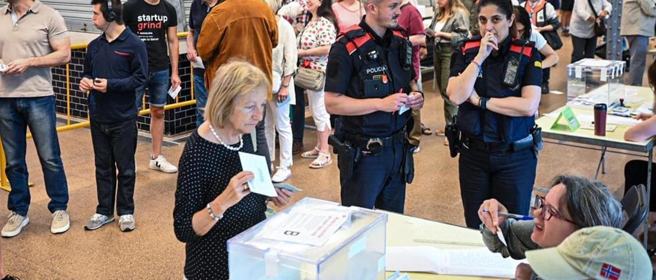 Una mujer vota en las pasadas elecciones del 28 de mayo.