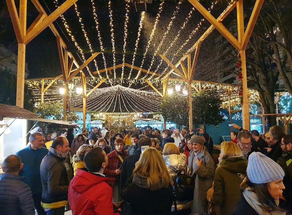 Vigueses, turistas y autoridades, disfrutando de la nieve en la Alameda.