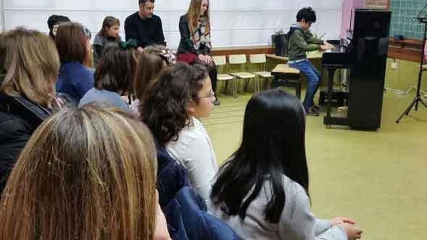 Audición de un niño al piano, ayer en la Escuela de Música Duquesa Pimentel.