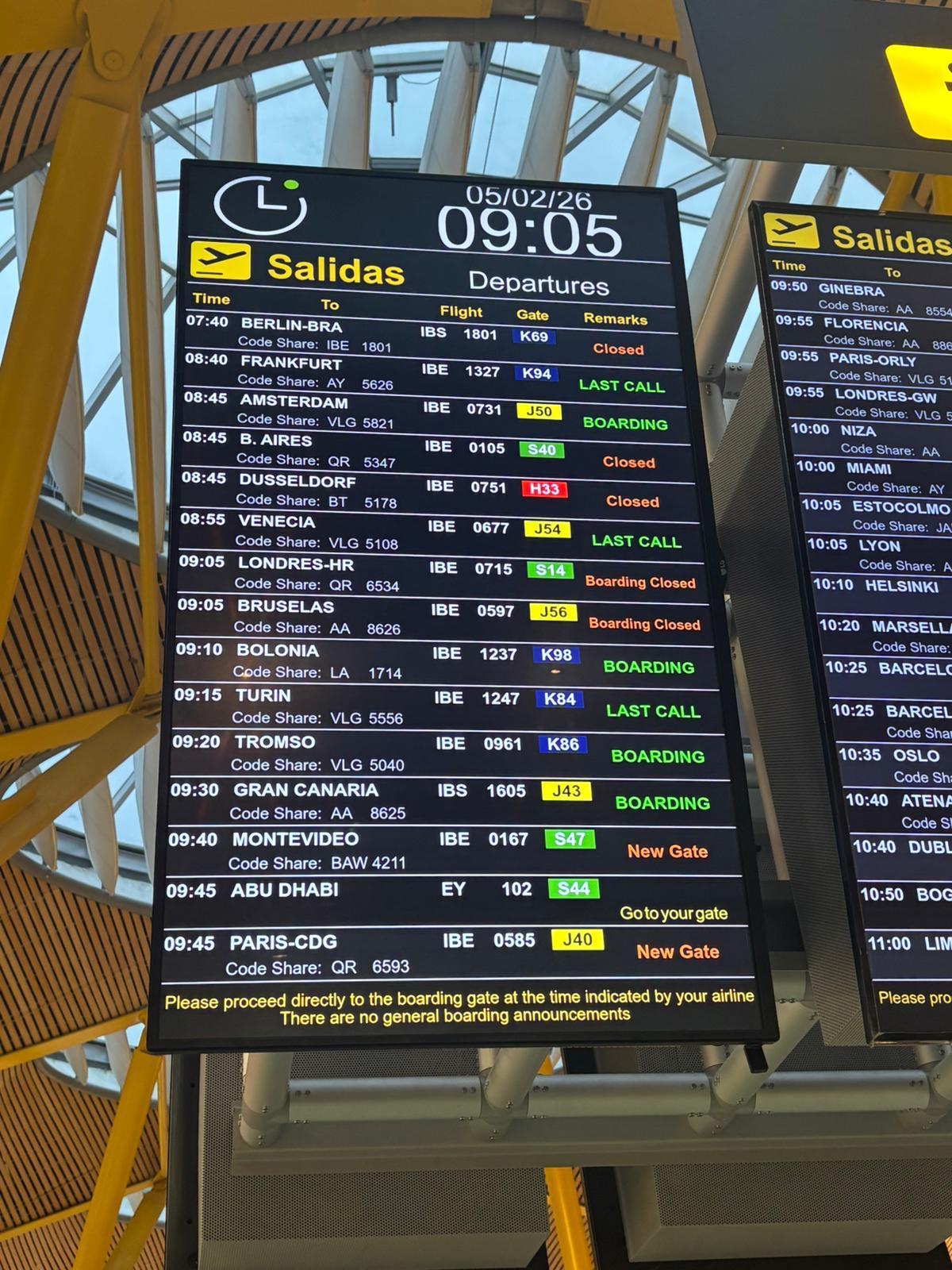 Pasajeros del IB1801, Madrid-Berlín, esperando información de su vuelo.