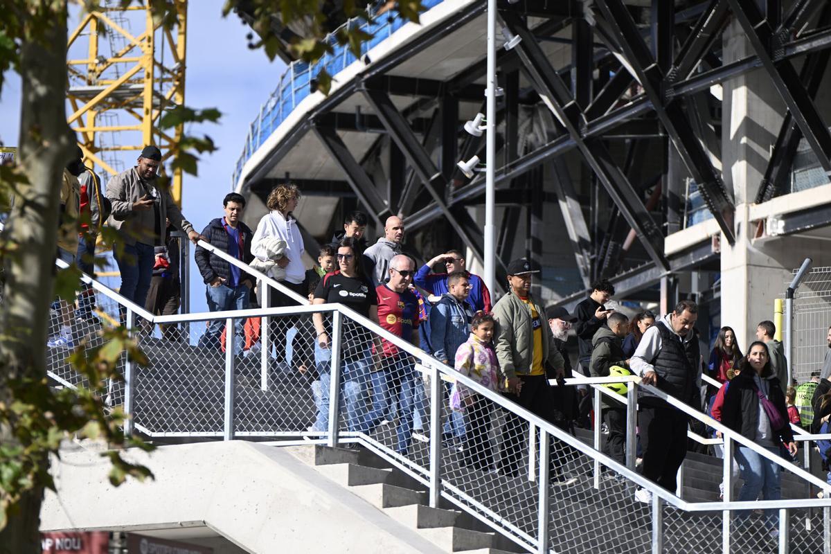 Barcelona. 07.11.2025.  Deportes.  El público abandona el Spotify Camp Nou tras el primer test con casi 22.000 aficionados en la grada que han presenciado el entrenamiento del primer equipo del Barça . Fotografía de Jordi Cotrina
