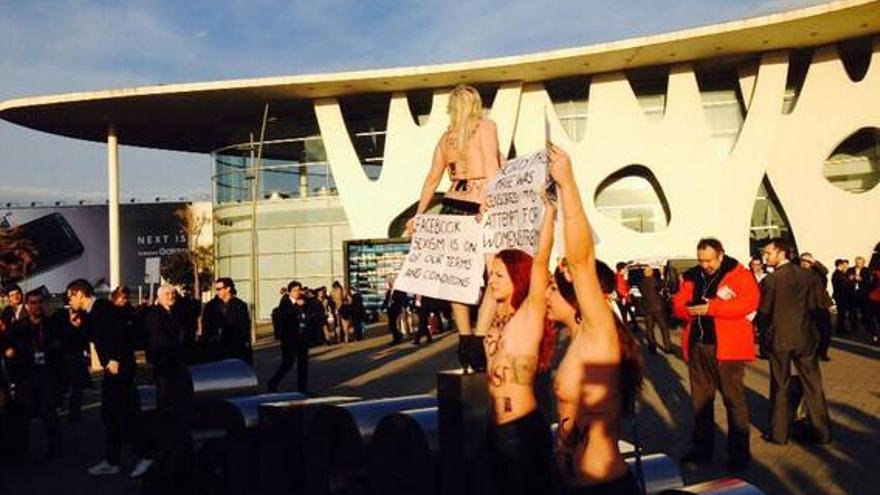 Las mujeres de Femen protestan contra Zuckerberg