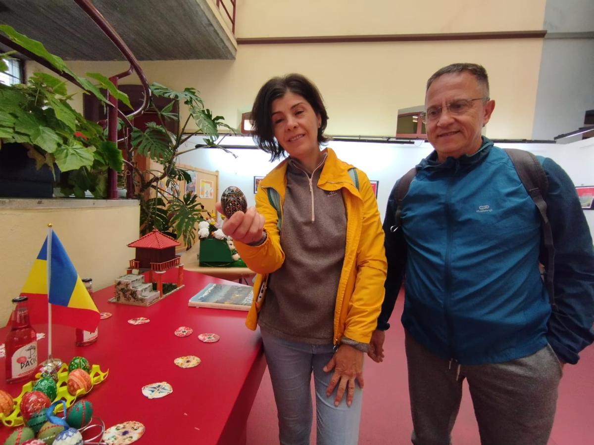 Dorina Cota Mornea muestra un huevo de Rumanía junto a Fernando Alarcia.