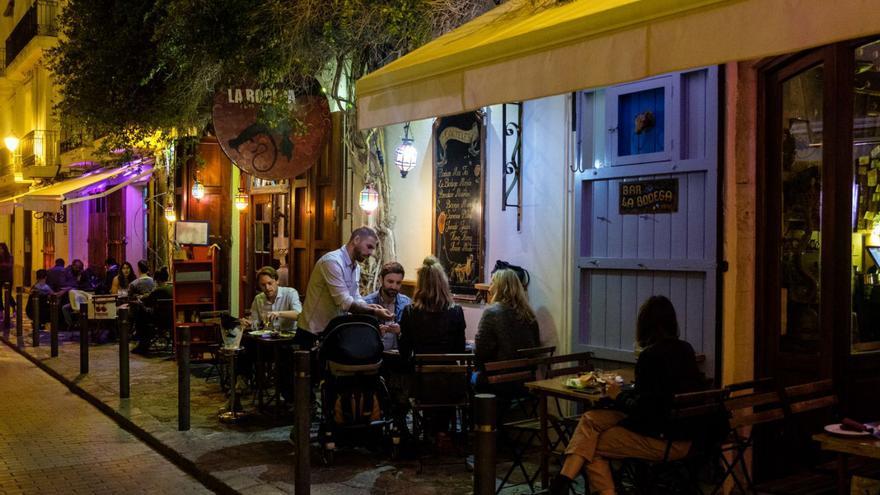 La terraza de La Bodega está situada junto al mercado viejo y la entrada principal a Dalt Vila. | | SERGIO G. CAÑIZARES