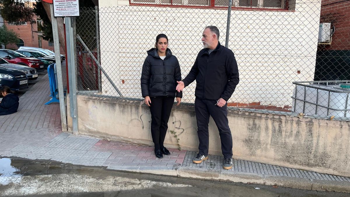 La concejala Carmen Fructuoso junto a la fuga de agua en la calle Jaime I de Cabezo de Torres.