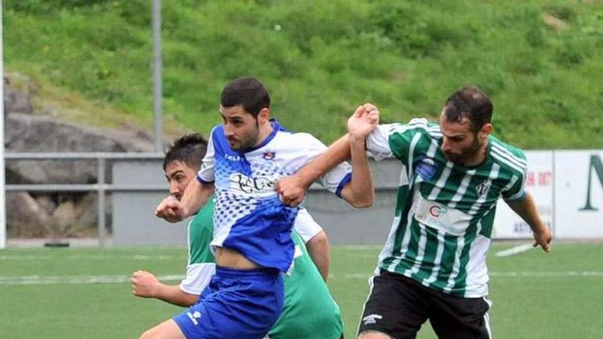 Villa, con el balón, entre dos jugadores del Lenense.