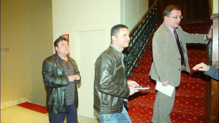 De izquierda a derecha, Nacho González (Los Verdes), Rafa Palacios (Bloque por Asturias) y Jesús Iglesias.