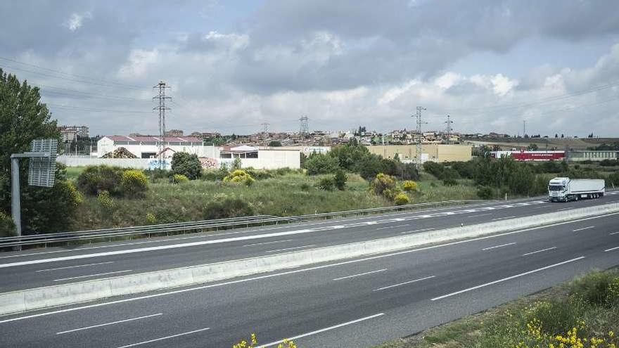 Franja de terreno del Benavente II junto a la autovía que se urbanizará como aparcamiento de camiones.