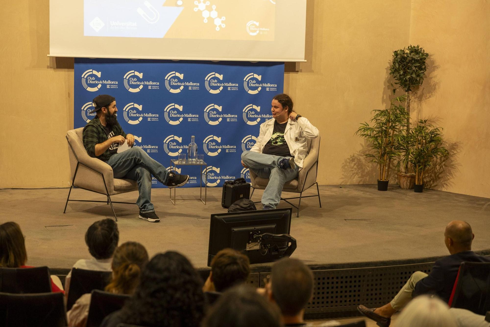 FOTOS | El Físico Barbudo entrevistó al divulgador tras el canal Ponte Bata en un encuentro en Diario de Mallorca