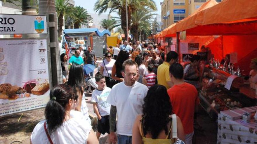 Vecinos asistentes al primer mercado de dulces y panes de Vecindario. i LP/DLP