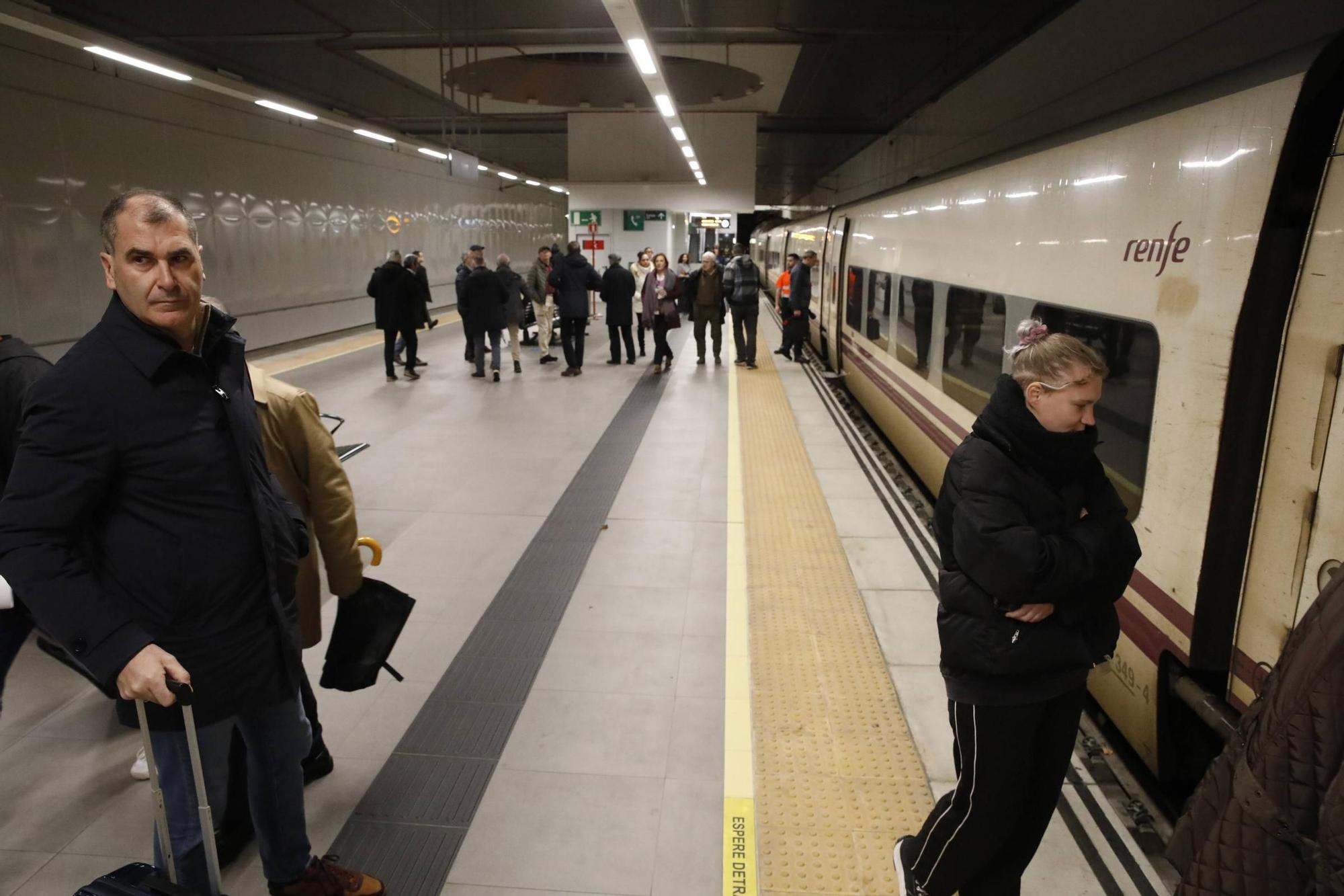 Los asturianos que estrenan el AVE a Madrid: así fue el primer viaje de pasajeros