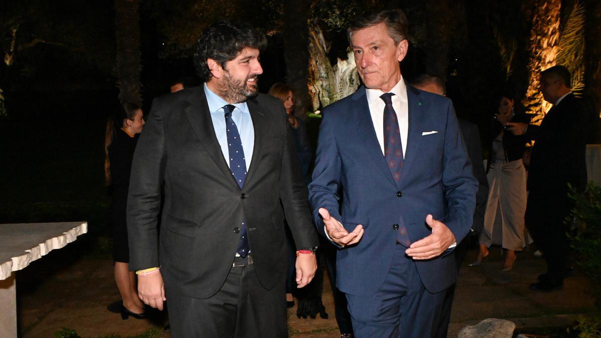 Fernando López Miras (i), con el presidente de la Asociación Murciana de la Empresa Familiar (Amefmur), José María Tortosa.