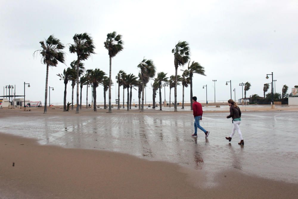 El temporal ''entierra'' en arena el paseo marítimo de València