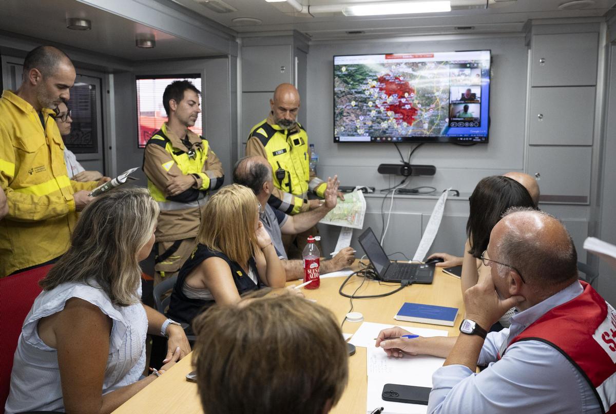 La Generalitat mantiene la evacuación y el confinamiento de los municipios y las urbanizaciones afectadas por el incendio de La Vall d’Uixó.