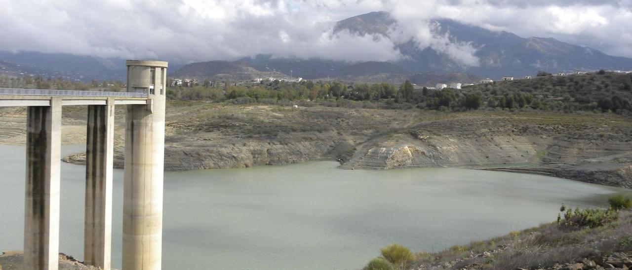 El embalse de La Viñuela ha empezado a recibir aportes desde La Concepción y en breve estará conectado con el río Chíllar.