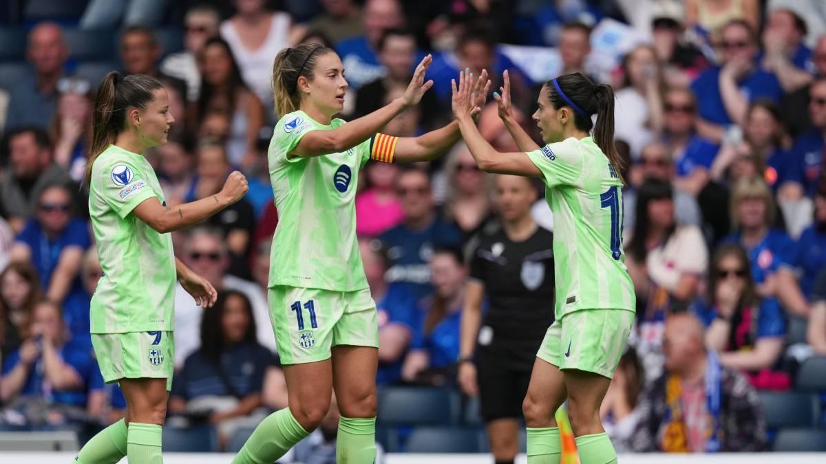 Aitana, Alexia y Pina celebran uno de los goles del Barça