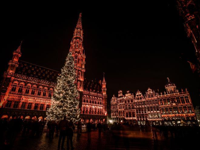 Grand Place de Bruselas decorada por Navidad