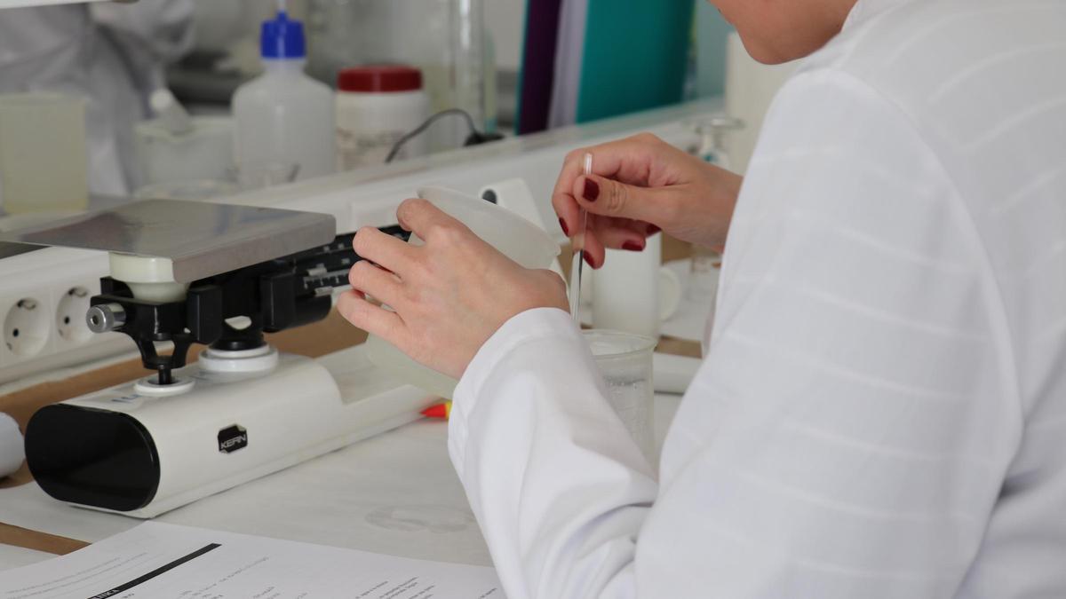 Una farmacéutica desarrolla su actividad en el laboratorio.