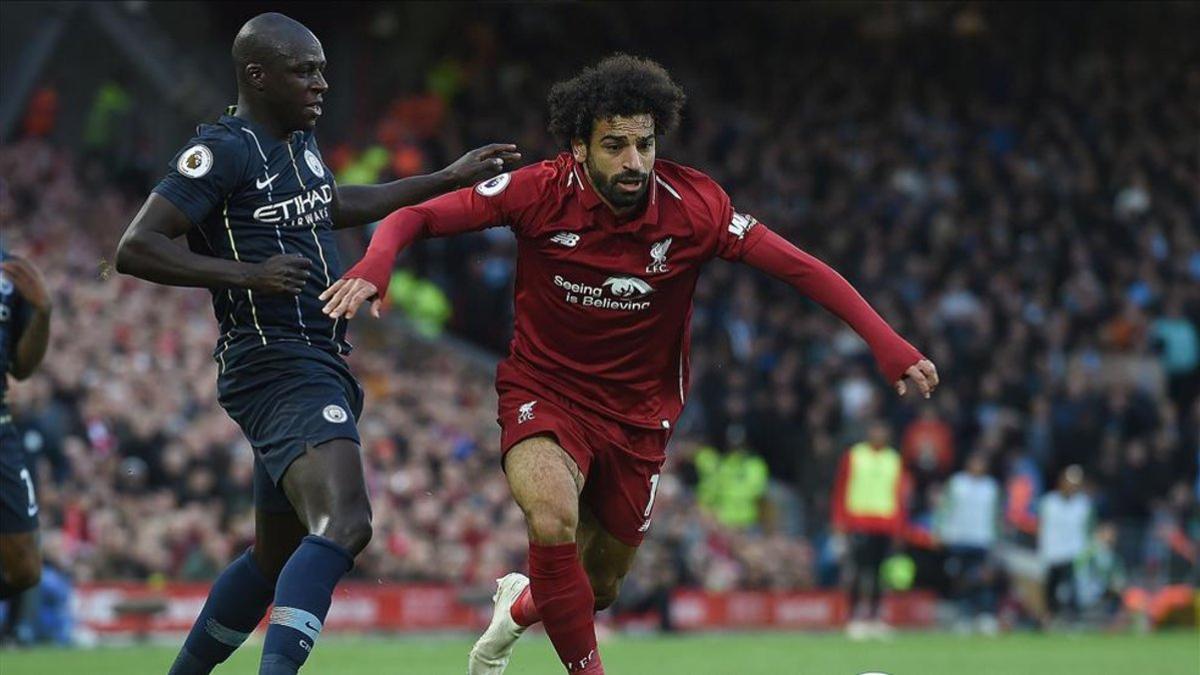 Salah pugna por el balón con Mendy