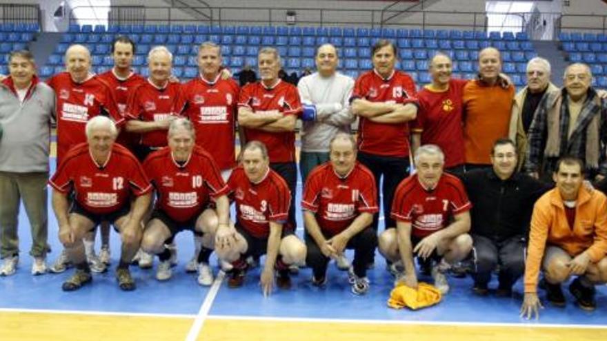 Los participantes en el encuentro posan en el pabellón Príncipe de Asturias antes del inicio del partido.