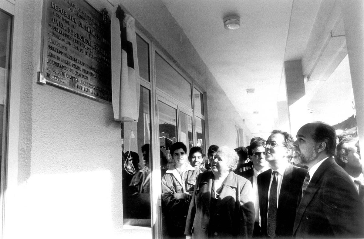La ministra de Educación de Uruguay, Adela Reta, el presidente de la Xunta, Fernando González Laxe, y el alcalde de Vigo, Manoel Soto, durnate el cambio de nombre del Instituto Rosais 1 al ROU el 3 de noviembre de 1989.