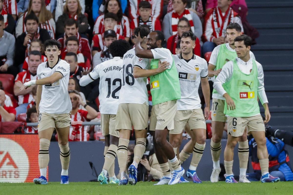 Los jugadores del Valencia celebran el segundo gol.