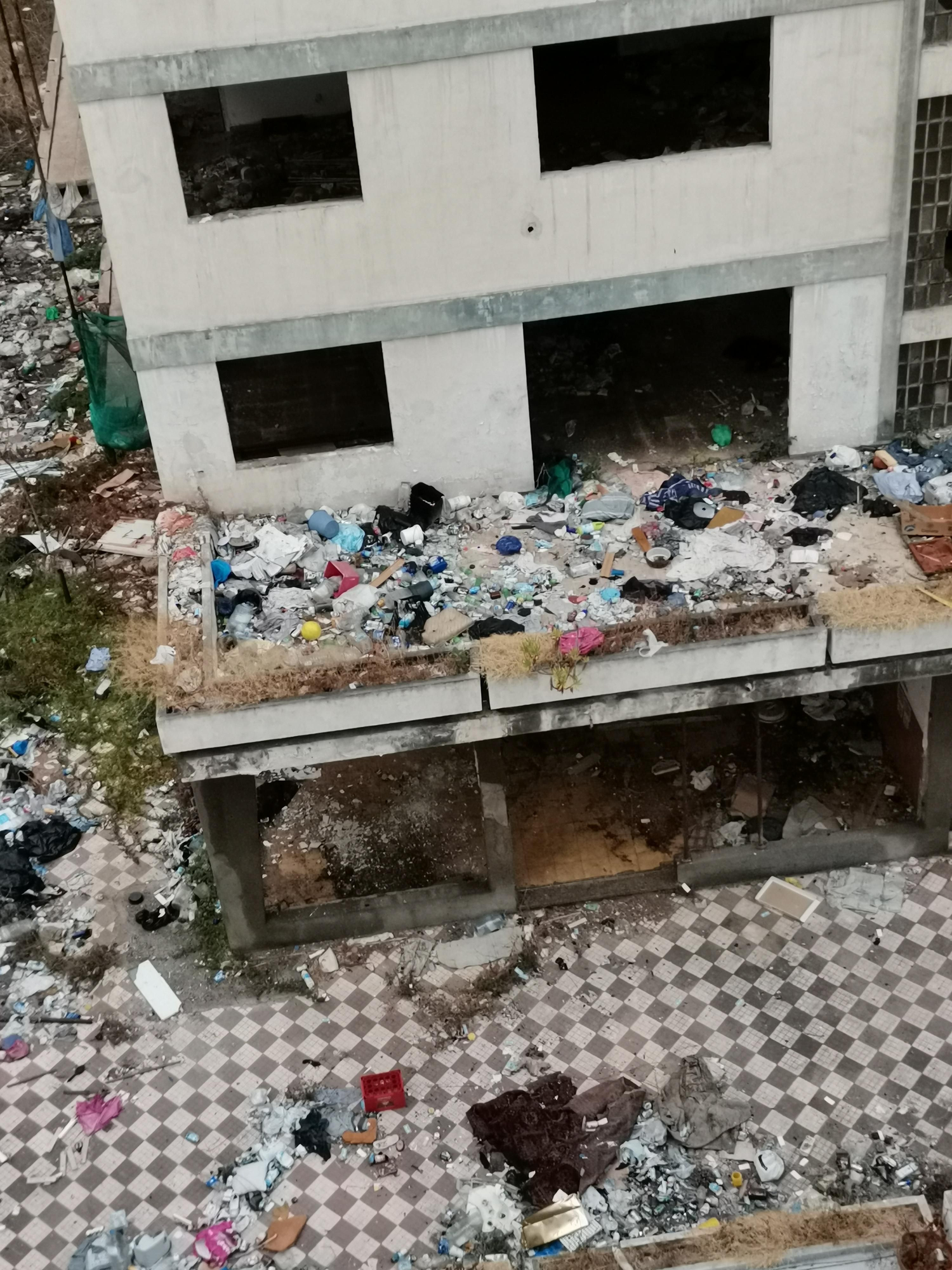 Basura en el edificio Iders