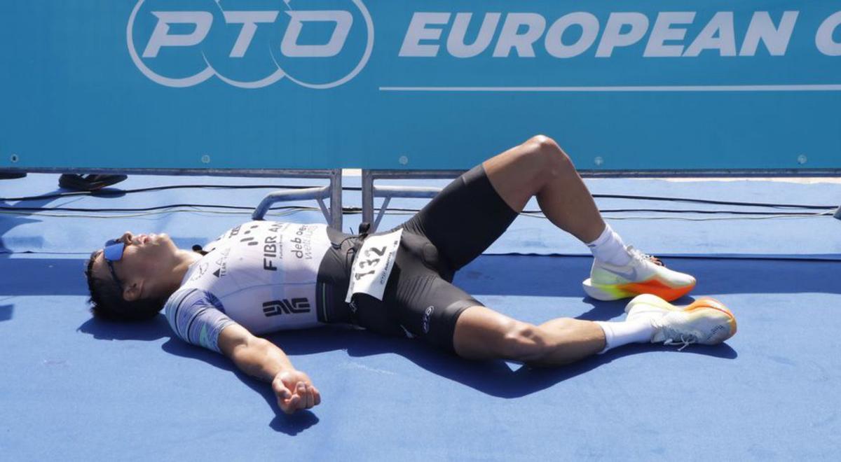 Los triatletas llegaron muy fatigados a la línea de meta. | J.A.RIERA