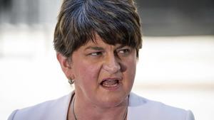 La líder del DUP, Arlene Foster, en su declaración a la salida de Downing Street, este lunes.