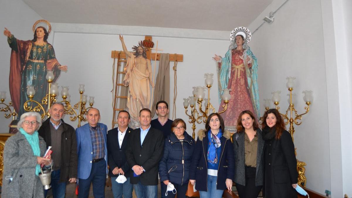 Junta de Gobierno de la Cofradía de la Virgen de Los Dolores y amigos asistentes al acto. l.o.